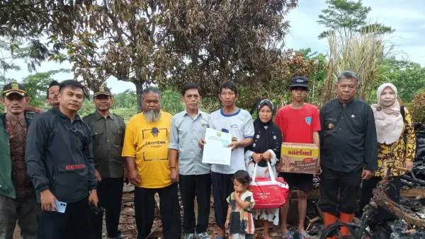 Petugas Disdukcapil menyerahkan dokumen kependudukan pengganti warga yang hangus saat kebakaran | Foto : Dok. Disdukcapil