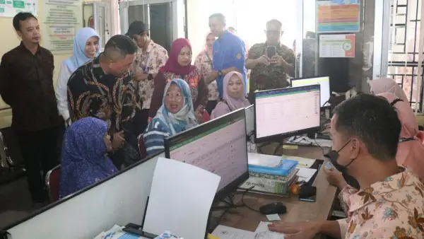 Wabup Sukabumi Andreas saat menyapa masyarakat yang mendapatkan layanan di Puskesmas Kadudampit. (Sumber : Diskominfosan Kab. Sukabumi)