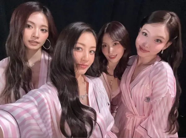 TWICE berhasil tampil memukau di atas panggung Victorias Secret Fashion Show yang digelar pada Rabu, 15 Oktober 2025 malam. (Sumber : X/@vsactu)