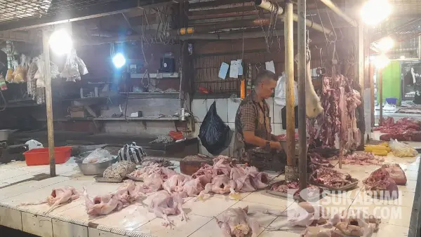 Pedagang ayam potong di Pasar Cicurug Sukabumi. (Sumber: SU/Ibnu Sanubari)