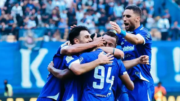 Para pemain Persib Bandung tengah merayakan gol yang dicetak oleh Uilliam Baros saat menghadapi Persebaya Surabaya (Sumber: Instagram/@luchoguayco)