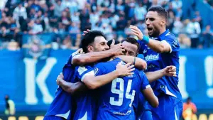 Para pemain Persib Bandung tengah merayakan gol yang dicetak oleh Uilliam Baros saat menghadapi Persebaya Surabaya (Sumber: Instagram/@luchoguayco)