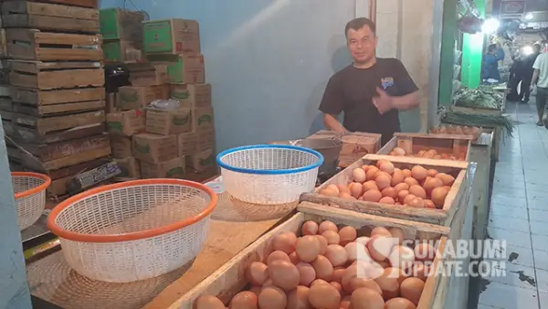 Abdul, pedagang telur ayam di Pasar Semi Modern Cicurug, Kamis (16/10/2025). (Sumber : SU/Ibnu Sanubari).