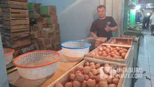 Abdul, pedagang telur ayam di Pasar Semi Modern Cicurug, Kamis (16/10/2025). (Sumber : SU/Ibnu Sanubari).