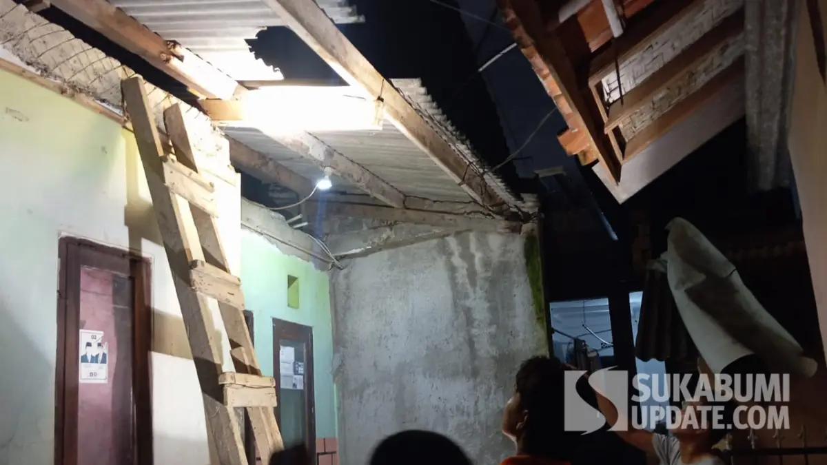 Atap rumah warga rusak.