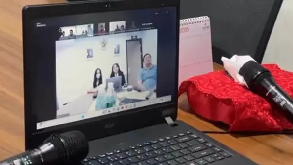Dalam zoom meeting bersama Polda Jabar, korban TPPO asal Sukabumi di China, RR mengabarkan saat ini berada dalam kondisi aman di KJRI Guangzhou. (Sumber Foto: Humas Polda Jabar)