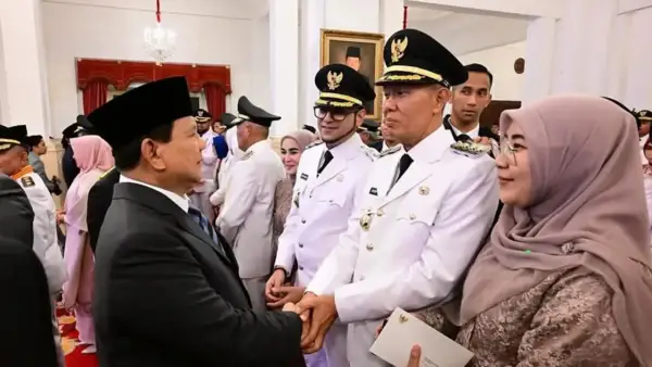 Wali Kota Sukabumi Ayep Zaki berjabat tangan dengan Presiden Indonesia Prabowo Subianto | Foto : Dokpim