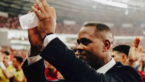 Patrick Kluivert memberikan ucapan penhormatan sesaat setelah memimpin Timnas Indonesia mengalahkan China pada babak Kualifikasi Piala Dunia 2026 zona Asia, di Stadion Gelora Bung Karno. (Sumber: Instagram/@patrickkluivert9)