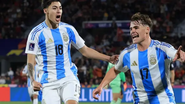 Mateo Silvetti (kanan) pemain Timnas Argentina U-20  melakukan selebrasi setelah mencetak gol ke gawang Kolombia U-20 di ajang Piala Dunia U-20 yang berlangsung di Cile. (Sumber: Instagram/@fifaworldcup)