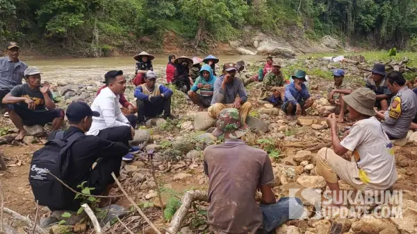 Kepala Desa Bojong, Gian Indra Lesmana (berkemeja putih), bersama anggota Polsek Kalibunder saat melakukan mediasi dengan para pencari emas tradisional dan pemilik lahan di bantaran Sungai Cikaso. (Sumber Foto: Istimewa)