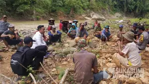 Kepala Desa Bojong, Gian Indra Lesmana (berkemeja putih), bersama anggota Polsek Kalibunder saat melakukan mediasi dengan para pencari emas tradisional dan pemilik lahan di bantaran Sungai Cikaso. (Sumber Foto: Istimewa)