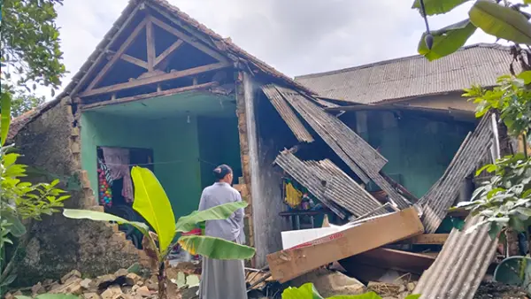 Potret rumah milik Kepala Desa Ciparay, Asep Saepudin yang ambruk pada Jumat (17/102025), sekitar pukul 12.30 WIB. (Sumber : Dok Pemdes Ciparay, Sukabumi.).