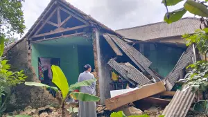 Potret rumah milik Kepala Desa Ciparay, Asep Saepudin yang ambruk pada Jumat (17/102025), sekitar pukul 12.30 WIB. (Sumber : Dok Pemdes Ciparay, Sukabumi.).