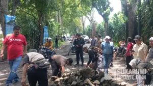 Perbaikan jalan Parungkuda-Pakuwon oleh para Kepala Desa di Parakansalak, Sukabumi. Kamis (16/10/2025). (Sumber: Kepala Desa Sukakersa)