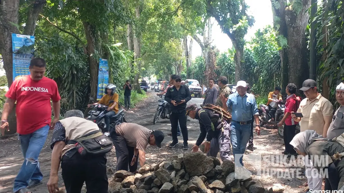 Para Kades di Sukabumi Kompak Tambal Jalan Kabupaten Yang Rusak di Parakansalak