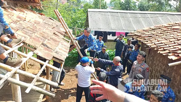Camat Bojonggenteng Jenal Abidin bersama unsur Forkopimcam, ASN, TNI, dan Polri bergotong royong membongkar atap rumah warga di Kampung Parigi, Desa Bojonggaling, Jumat (17/10/2025). (Sumber : SU/Ibnu Sanubari).