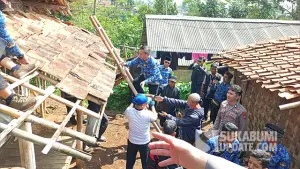 Camat Bojonggenteng Jenal Abidin bersama unsur Forkopimcam, ASN, TNI, dan Polri bergotong royong membongkar atap rumah warga di Kampung Parigi, Desa Bojonggaling, Jumat (17/10/2025). (Sumber : SU/Ibnu Sanubari).