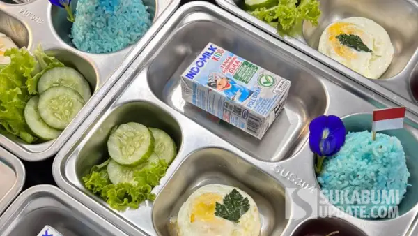 Nasi goreng biru yang disajikan kepada para siswa. (Sumber: Istimewa)