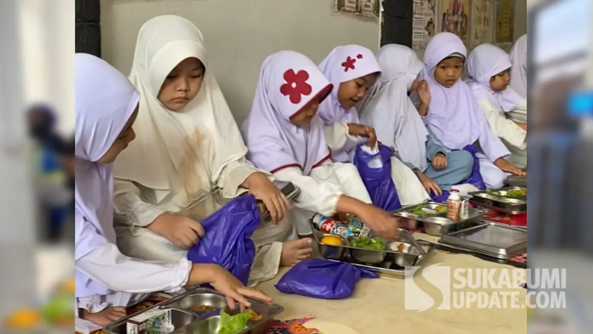 Siswa SD IT Fathiha saat memakan hidangan menu MBG.