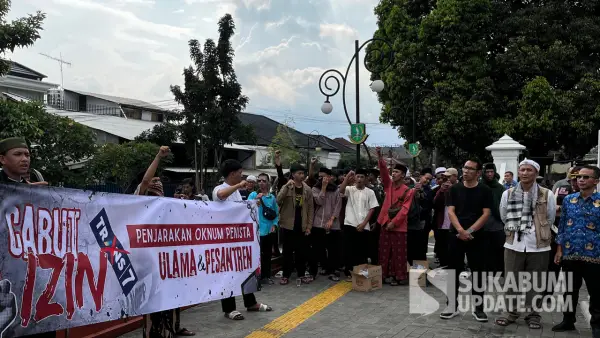 Aksi unjuk rasa Santri Sukabumi tuntut Boikot Trans7 di Kota Sukabumi. Jumat (17/10/2025). (Sumber: SU/Turangga Anom)