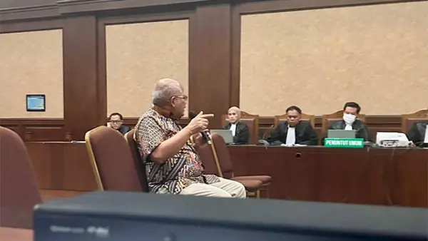 Mantan Wakil Ketua KPK Amien Sunaryadi, bersaksi untuk meringankan terdakwa tiga mantan direktur PT ASDP Ferry Indonesia, 17 Oktober 2025. (Sumber : Istimewa.).