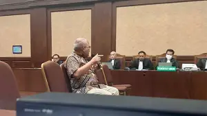Mantan Wakil Ketua KPK Amien Sunaryadi, bersaksi untuk meringankan terdakwa tiga mantan direktur PT ASDP Ferry Indonesia, 17 Oktober 2025. (Sumber : Istimewa.).