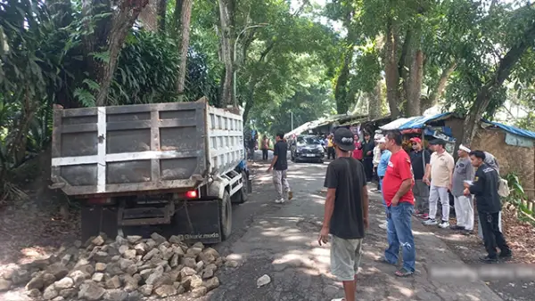 Jalan Parungkuda–Pakuwon Sukabumi yang inisiatif diperbaiki warga pada Kamis (16/10/2025). (Sumber : Kepala Desa Sukakersa).
