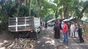 Jalan Parungkuda–Pakuwon Sukabumi yang inisiatif diperbaiki warga pada Kamis (16/10/2025). (Sumber : Kepala Desa Sukakersa).