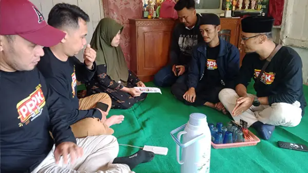Rekan seprofesi saat mengunjungi kediaman Almarhum Daden Muhidin, Guru SMPN 3 Waluran Satu Atap, Kecamatan Waluran, Kabupaten Sukabumi. (Sumber : Istimewa.).