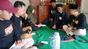 Rekan seprofesi saat mengunjungi kediaman Almarhum Daden Muhidin, Guru SMPN 3 Waluran Satu Atap, Kecamatan Waluran, Kabupaten Sukabumi. (Sumber : Istimewa.).