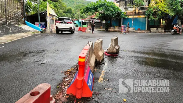 Barier di Simpang Tiga Gunung Butak, Desa Citepus, Kecamatan Palabuhanratu, Kabupaten Sukabumi, (Sumber : SU/Ilyas).