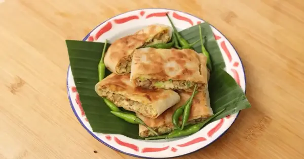 Resep Martabak Telur Ayam Kecap, Makanan Simple dan Lezat untuk Akhir Pekan (Sumber : Youtube | Devina Hermawan)
