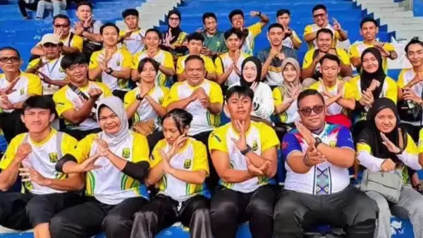 Ketua Ikatan Pencak Silat Indonesia (IPSI) Kabupaten Sukabumi yang juga Ketua DPRD Kabupaten Sukabumi, Budi Azhar Mutawali, bersama atlek BK Porprov Jabar 2025 (Sumber: dok ipsi)