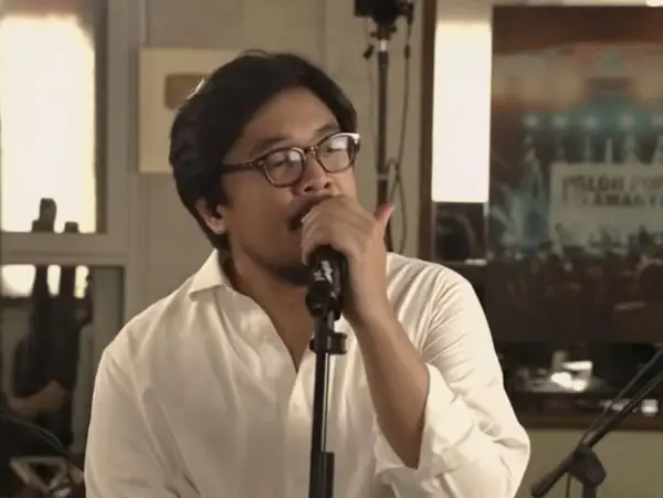 Bilal Indrajaya, dengan dukungan dari platform seperti Sounds From The Corner, telah membuktikan bahwa musik yang jujur dan berkualitas selalu memiliki tempatnya. Paloh Pop (Sumber:youtube/Sounds From The Corner (SFTC)