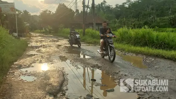 Kondisi jalan ruas Jampangkulon - Ciguyang di wilayah UPTD PU Jampangkulon. (Sumber: SU/Ragil Gilang)