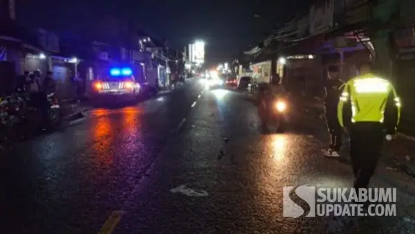 TKP Kecelakaan dua motor adu banteng di Jalan raya Cisaat, Desa Nagrak, Kabupaten Sukabumi pada Sabtu malam (18/10/2025). (Sumber: Dok Polisi)