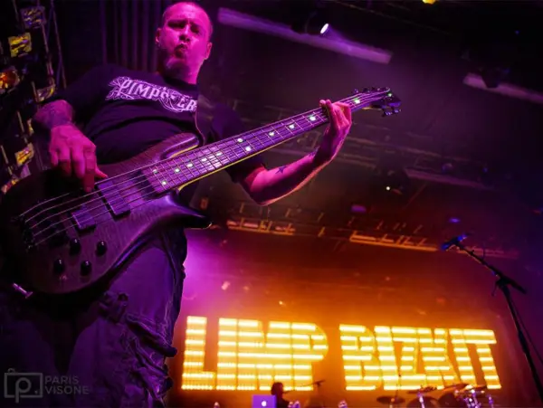 Kabar duka kembali menyelimuti blantika musik dunia, Sam Rivers bassist dari grup band beraliran nu-metal Limp Bizkit meninggal dunia diusia 48 tahun. (Sumber foto: x/@limpbizkit)