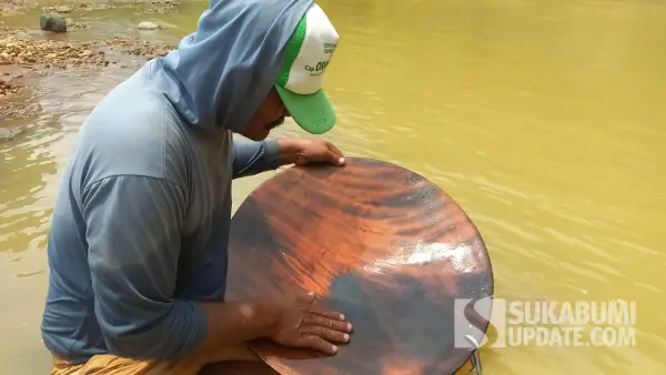 Wa Budi saat mendulang emas di bantaran Sungai Cikaso. Sukabumi. (Sumber: SU/Ragil Gilang)