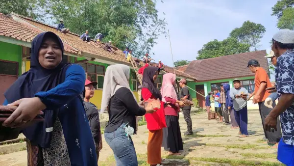 Dari emak-emak hingga remaja, potret warga Desa Kebonpedes Sukabumi, bergotong royong membongkar tiga ruang kelas rusak di SDN Gunung Batu. (Sumber Foto: Istimewa)