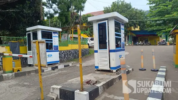 Pos masuk area parkir RSUD Palabuhanratu, Kabupaten Sukabumi. Lokasi ini sempat viral usai keluarga pasien mengeluhkan tarif parkir yang dinilai terlalu mahal. (Sumber Foto: SU/Ilyas)