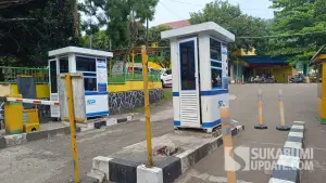 Pos masuk area parkir RSUD Palabuhanratu, Kabupaten Sukabumi. Lokasi ini sempat viral usai keluarga pasien mengeluhkan tarif parkir yang dinilai terlalu mahal. (Sumber Foto: SU/Ilyas)