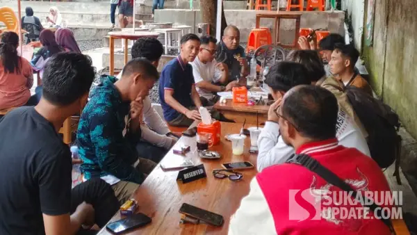 Sejumlah pemuda dari berbagai kecamatan di wilayah utara Kabupaten Sukabumi saat berdiskusi dan membentuk Garda Mura (Gerakan Muda Rakyat Sukabumi Utara) di Warkopyor, Cibadak, Minggu (19/10/2025). (Sumber Foto: Istimewa)