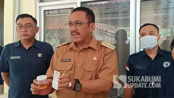 Bupati Sukabumi, Asep Japar saat pelaksanaan tes urine di lingkungan Pemkab Sukabumi bersama pegawai Pemkab Sukabumi di Sekretariat Daerah Kabupaten Sukabumi, Senin (20/10/2025). (Sumber : SU/Ilyas).