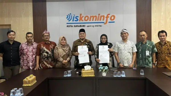 Kadiskominfo dan Kadisdukcapil Kota Sukabumi saat menunjukan surat kerja sama pengelolaan data kependudukan. (Sumber: KDP Kota Sukabumi)