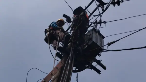 Petugas PLN perbaiki kabel listrik yang dicuri, hingga membuat sambungan ke warga 2 RW di Cibadak padam (Sumber: pln)