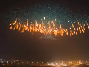 Liuyang memecahkan rekor dunia dengan 15.947 drone! Ini bukan sekadar kembang api, tapi balet udara presisi tinggi dengan teknologi GPS RTK dan kecerdasan kawanan. Romansa Tiongkok yang memukau. (Sumber: x/@TripInChina)