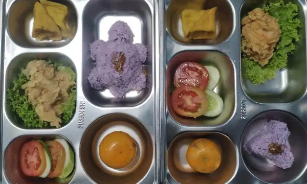 Menu nasi ungu setiap 2 minggu di Satuan Pelayanan Pemenuhan Gizi (SPPG) Cikole Cisarua 003, Kota Sukabumi | Foto : Dok. SPPG