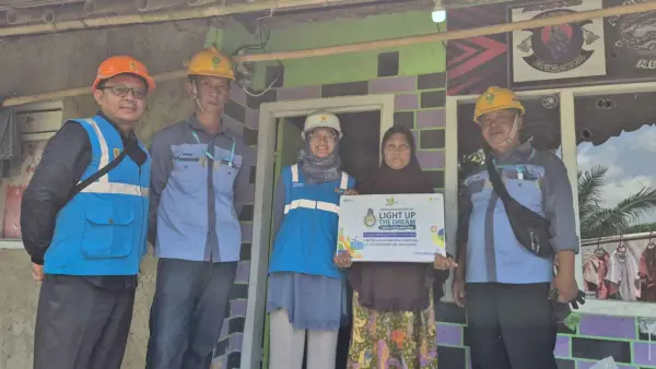 Melalui program Light Up The Dream, PLN Sukabumi membantu warga kurang mampu untuk mendapatkan sambungan listrik yang layak, aman, dan mandiri. (Sumber Foto: Dok. PLN)