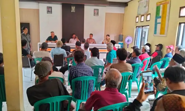 Warga Desa Tenjojaya, Kecamatan Cibadak, Kabupaten Sukabumi, mendatangi kantor desa setempat pada Senin (20/10/2025) | Foto : Ibnu Sanubari