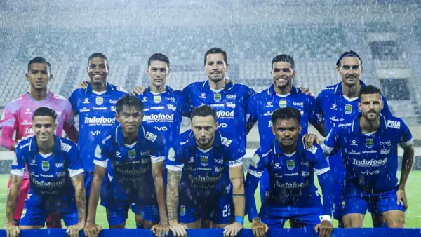 Starting line up Persib Bandung saat mengahdapi PSBS Biak di pekan kesembilan Super League 2025/2026 (Sumber: Instagram/@uilliambarros94)